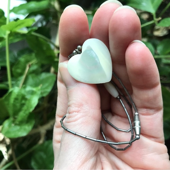 Vintage Mother Of Pearl Heart Necklace - Picture 5 of 6